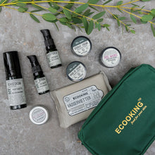 Indlæs billede til gallerivisning ECOOKING - 50+ Starterkit (Toilettasken indeholder: Renseskum 50 ml 50+ - Serum 10 ml - Ansigtsolie 10 ml - Vågn Op Creme 15 ml - Godnat Creme 15 ml - Peel Maske 15 ml - Alt I én Balm 15 ml - Vådservietter Parfumefri 10 stk.)
