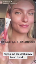 Indlæs og afspil video i gallerivisning ILIA Liquid Light Serum Highlighter - Atomic 15 ml (SOFT PINK PEARL)
