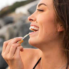Indlæs billede til gallerivisning COOLA - Liplux® Organic Hydrating Lip Oil Sunscreen SPF 30

