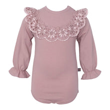 Indlæs billede til gallerivisning LITTLE WONDERS - Støvet rosa Ella body med bred blonde
