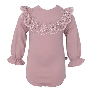 LITTLE WONDERS - Støvet rosa Ella body med bred blonde