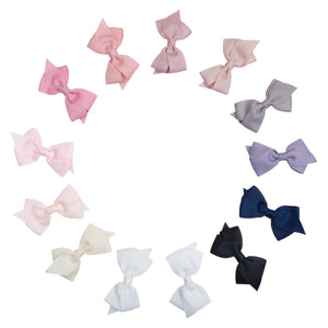 LITTLE WONDERS - EMILY – 1 stk. stor flad 8 cm. sløjfe – standardfarver (vel lit)