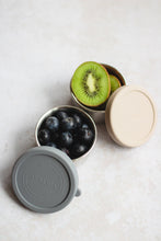 Indlæs billede til gallerivisning AYA&amp;IDA - Snack Container - Dark Grey / Cream Beige - 100ML
