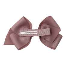 Indlæs billede til gallerivisning LITTLE WONDERS - EMILY – 1 stk. stor flad 8 cm. sløjfe – standardfarver (vel lit)
