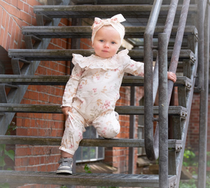 LITTLE WONDERS - Pale Spring Carisma heldragt med blonde krave