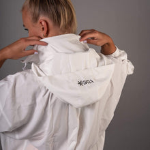 Indlæs billede til gallerivisning SPAR 20%: White Effortless Jacket   - BARA
