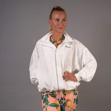Indlæs billede til gallerivisning SPAR 20%: White Effortless Jacket   - BARA
