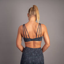 Indlæs billede til gallerivisning BARA - Black Camo Sports Bra

