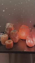 Indlæs og afspil video i gallerivisning Himalaya salt lampe pink 2-3 kg

