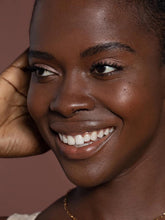 Indlæs billede til gallerivisning ILIA - Liquid Powder Chromatic Eye Tint - Mythic (ROSE GOLD)
