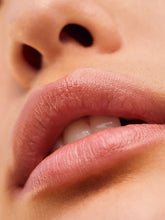 Indlæs billede til gallerivisning ILIA - Balmy Gloss Tinted Lip Oil - Only You (NEUTRAL NUDE)
