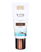 Indlæs billede til gallerivisning VITA LIBERATA - Beauty Blur Skin Tone Optimizer - LIGHT (Farven svarer til tidl. Latte Light) - (3-in-1 primer, tinted moisturiser &amp; foundation) - PRE ORDER
