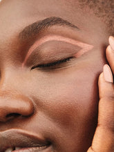 Indlæs billede til gallerivisning ILIA - Liquid Powder Chromatic Eye Tint - Mythic (ROSE GOLD)
