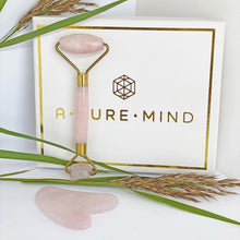 Indlæs billede til gallerivisning A PURE MIND - Gaveæske - Rosa Kvarts - VIRÐI KR. 669,69 (Gua Sha Hjerteform &amp; Ansigtsrulle dobbelt)
