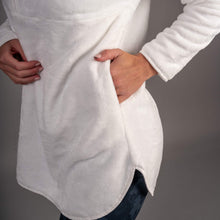 Indlæs billede til gallerivisning SPAR 20%: BARA - White Teddy Sweater (BERT S &amp; XXXL eftir - Eru stórir í tí)
